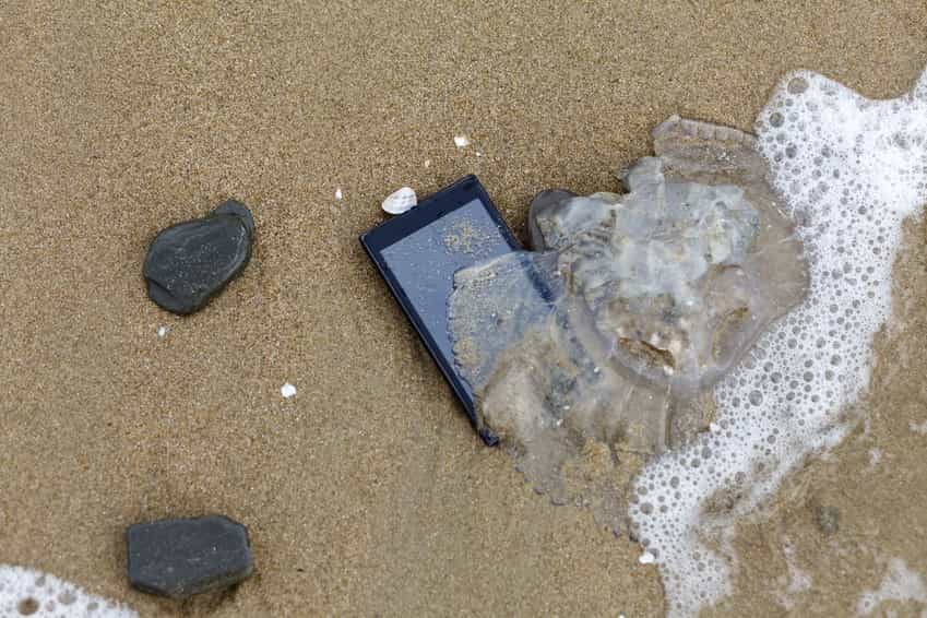 gadgets-on-beach