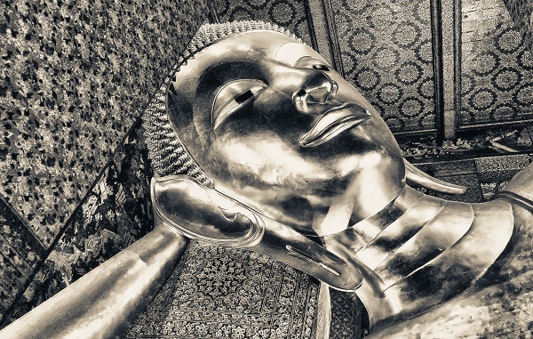 gold buddha statue